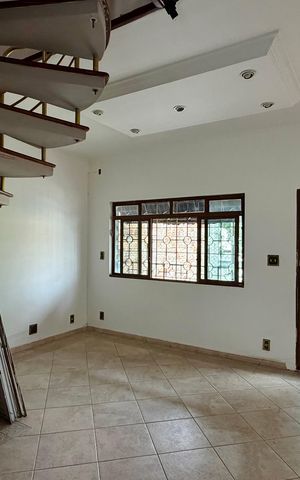 Casa à venda com 130m², 5 quartos e 1 vaga