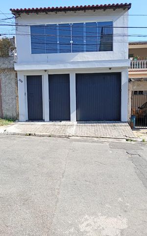 Casa à venda com 200m², 3 quartos e 2 vagas Casa à venda com 200m², 3 quartos e 2 vagasFachada