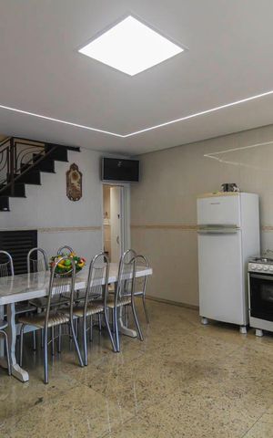 Casa à venda com 200m², 2 quartos e 2 vagas Casa à venda com 200m², 2 quartos e 2 vagasCozinha