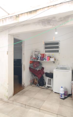 Casa para alugar com 125m², 3 quartos e 2 vagasFundos da casa lavanderia