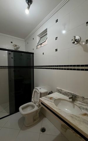 Casa à venda com 250m², 3 quartos e 3 vagasBanheiro - quarto 2