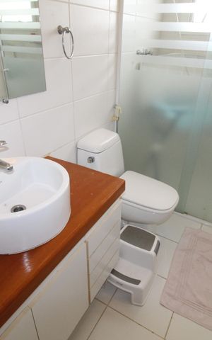 Casa de condomínio para alugar com 405m², 4 quartos e 4 vagasBanheiro