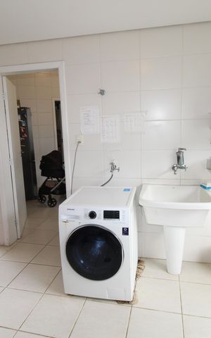 Casa de condomínio para alugar com 405m², 4 quartos e 4 vagasÁrea de Serviço