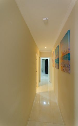 Casa à venda com 250m², 3 quartos e 2 vagas Casa à venda com 250m², 3 quartos e 2 vagasCorredor