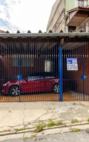 Casa à venda com 250m², 3 quartos e 2 vagas Casa à venda com 250m², 3 quartos e 2 vagasFachada