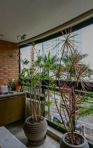 Apartamento à venda com 195m², 4 quartos e 4 vagasVaranda 2