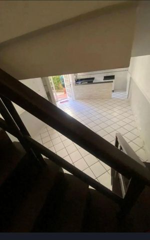 Casa para alugar com 200m², 3 quartos e 2 vagasEscada