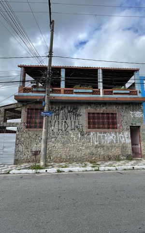 Casa à venda com 400m², 3 quartos e 3 vagas Casa à venda com 400m², 3 quartos e 3 vagasFachada
