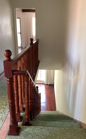 Casa à venda com 348m², 5 quartos e 3 vagas Casa à venda com 348m², 5 quartos e 3 vagasEscada