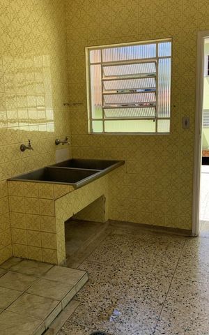 Casa à venda com 348m², 5 quartos e 3 vagas Casa à venda com 348m², 5 quartos e 3 vagasÁrea de serviço
