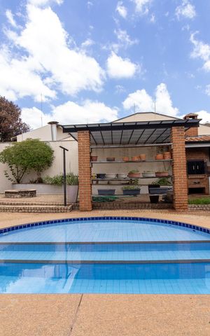Casa à venda com 444m², 6 quartos e 5 vagas Casa à venda com 444m², 6 quartos e 5 vagasÁrea externa