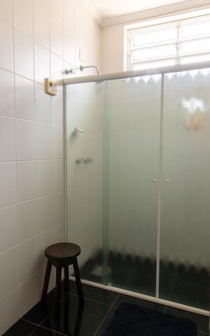 Casa à venda com 444m², 6 quartos e 5 vagas Casa à venda com 444m², 6 quartos e 5 vagasbanheiro do Quarto 4