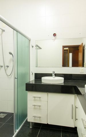 Casa à venda com 444m², 6 quartos e 5 vagas Casa à venda com 444m², 6 quartos e 5 vagasBanheiro do Quarto 1