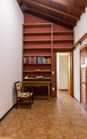 Casa à venda com 444m², 6 quartos e 5 vagas Casa à venda com 444m², 6 quartos e 5 vagasCorredor