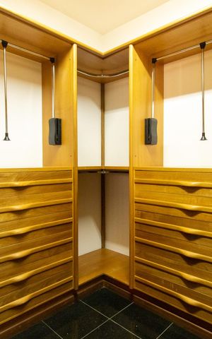 Casa à venda com 444m², 6 quartos e 5 vagas Casa à venda com 444m², 6 quartos e 5 vagasCloset do quarto 1