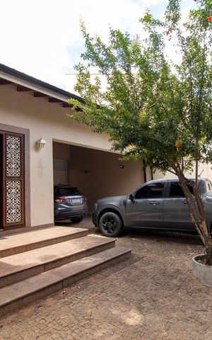Casa à venda com 444m², 6 quartos e 5 vagas Casa à venda com 444m², 6 quartos e 5 vagasÁrea externa