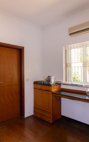 Casa à venda com 444m², 6 quartos e 5 vagas Casa à venda com 444m², 6 quartos e 5 vagasQuarto