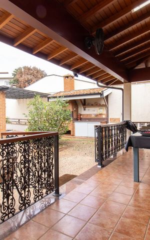 Casa à venda com 444m², 6 quartos e 5 vagas Casa à venda com 444m², 6 quartos e 5 vagasÁrea externa