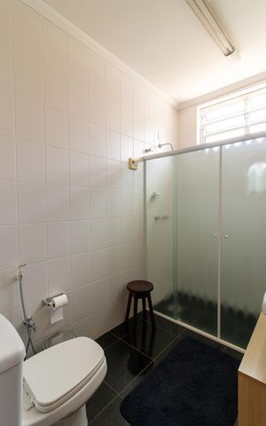 Casa à venda com 444m², 6 quartos e 5 vagas Casa à venda com 444m², 6 quartos e 5 vagasbanheiro do Quarto 4