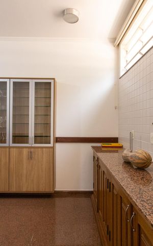 Casa à venda com 444m², 6 quartos e 5 vagas Casa à venda com 444m², 6 quartos e 5 vagasCozinha