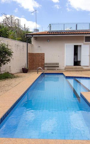 Casa à venda com 444m², 6 quartos e 5 vagas Casa à venda com 444m², 6 quartos e 5 vagasÁrea externa
