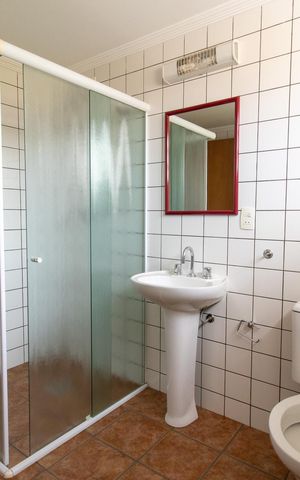 Casa à venda com 444m², 6 quartos e 5 vagas Casa à venda com 444m², 6 quartos e 5 vagasBanheiro Social