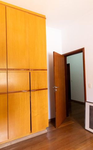 Casa à venda com 444m², 6 quartos e 5 vagas Casa à venda com 444m², 6 quartos e 5 vagasQuarto 2