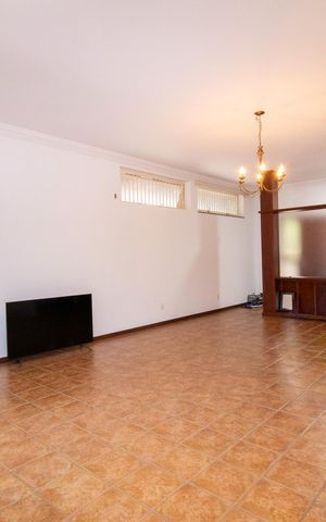 Casa à venda com 444m², 6 quartos e 5 vagas Casa à venda com 444m², 6 quartos e 5 vagasSala