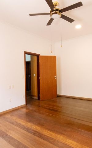Casa à venda com 444m², 6 quartos e 5 vagas Casa à venda com 444m², 6 quartos e 5 vagasQuarto 1