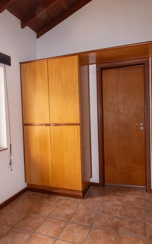 Casa à venda com 444m², 6 quartos e 5 vagas Casa à venda com 444m², 6 quartos e 5 vagasQuarto 5
