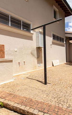 Casa à venda com 444m², 6 quartos e 5 vagas Casa à venda com 444m², 6 quartos e 5 vagasÁrea externa