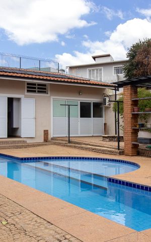 Casa à venda com 444m², 6 quartos e 5 vagas Casa à venda com 444m², 6 quartos e 5 vagasÁrea externa