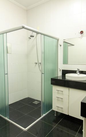Casa à venda com 444m², 6 quartos e 5 vagas Casa à venda com 444m², 6 quartos e 5 vagasBanheiro do Quarto 1