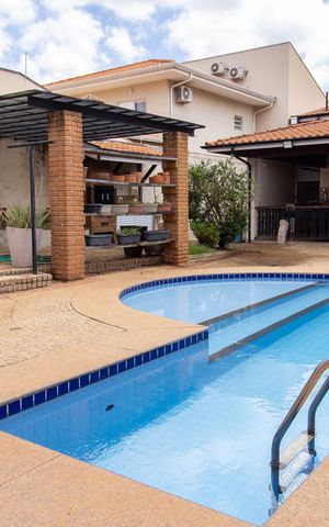 Casa à venda com 444m², 6 quartos e 5 vagas Casa à venda com 444m², 6 quartos e 5 vagasÁrea externa