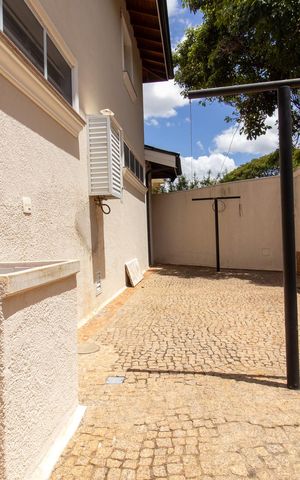 Casa à venda com 444m², 6 quartos e 5 vagas Casa à venda com 444m², 6 quartos e 5 vagasÁrea externa
