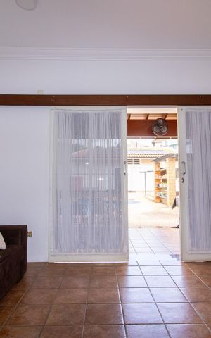 Casa à venda com 444m², 6 quartos e 5 vagas Casa à venda com 444m², 6 quartos e 5 vagasSala