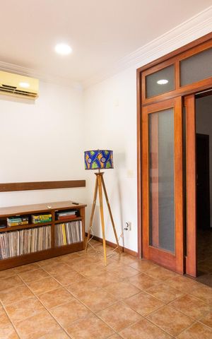 Casa à venda com 444m², 6 quartos e 5 vagas Casa à venda com 444m², 6 quartos e 5 vagasSala