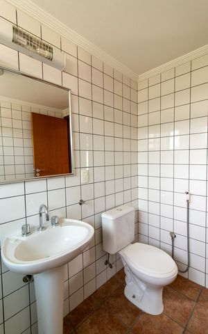 Casa à venda com 444m², 6 quartos e 5 vagas Casa à venda com 444m², 6 quartos e 5 vagasbanheiro do Quarto 5