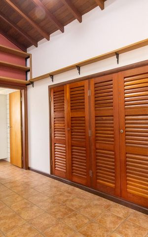 Casa à venda com 444m², 6 quartos e 5 vagas Casa à venda com 444m², 6 quartos e 5 vagasCorredor