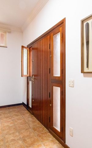 Casa à venda com 444m², 6 quartos e 5 vagas Casa à venda com 444m², 6 quartos e 5 vagasSala