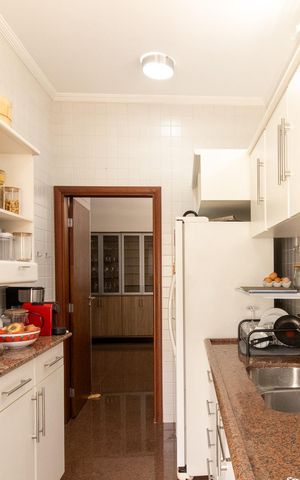 Casa à venda com 444m², 6 quartos e 5 vagas Casa à venda com 444m², 6 quartos e 5 vagasCozinha