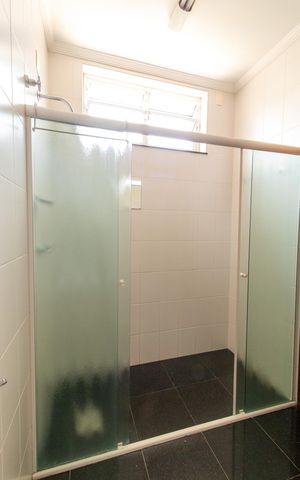 Casa à venda com 444m², 6 quartos e 5 vagas Casa à venda com 444m², 6 quartos e 5 vagasBanheiro do Quarto 2