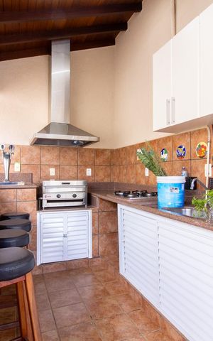 Casa à venda com 444m², 6 quartos e 5 vagas Casa à venda com 444m², 6 quartos e 5 vagasÁrea externa