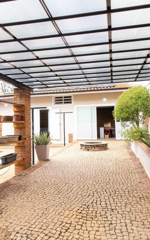 Casa à venda com 444m², 6 quartos e 5 vagas Casa à venda com 444m², 6 quartos e 5 vagasÁrea externa