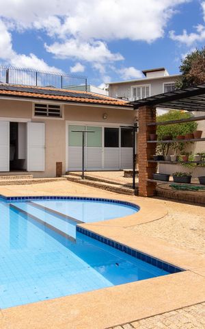Casa à venda com 444m², 6 quartos e 5 vagas Casa à venda com 444m², 6 quartos e 5 vagasÁrea externa