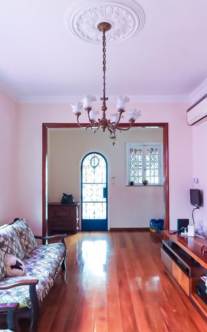 Casa à venda com 400m², 4 quartos e 3 vagas Casa à venda com 400m², 4 quartos e 3 vagasSala