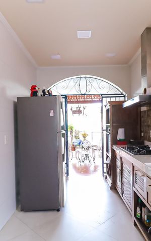 Casa à venda com 400m², 4 quartos e 3 vagas Casa à venda com 400m², 4 quartos e 3 vagasCozinha