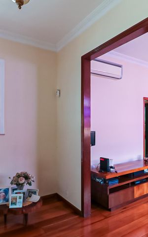 Casa à venda com 400m², 4 quartos e 3 vagas Casa à venda com 400m², 4 quartos e 3 vagasSala