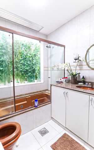 Casa à venda com 400m², 4 quartos e 3 vagas Casa à venda com 400m², 4 quartos e 3 vagasBanheiro da Suíte