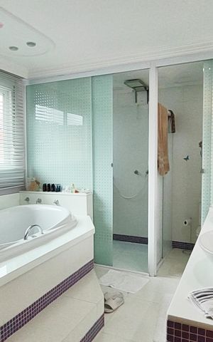 Casa à venda com 480m², 3 quartos e 6 vagas Casa à venda com 480m², 3 quartos e 6 vagasBanheiro da Suíte 1